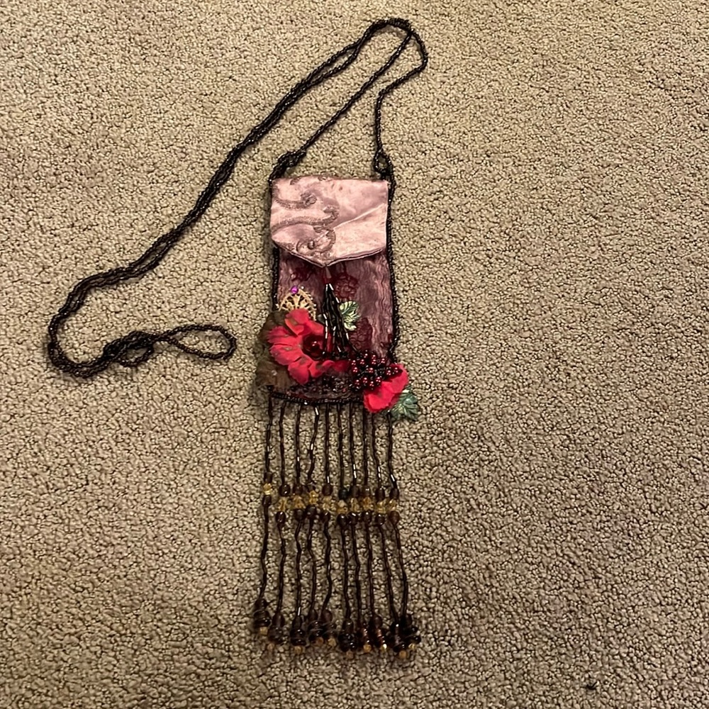 Cute coin purse 👛 in great condition it’s a beaded purse